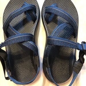Men’s Chaco sandals size 9. Excellent condition!